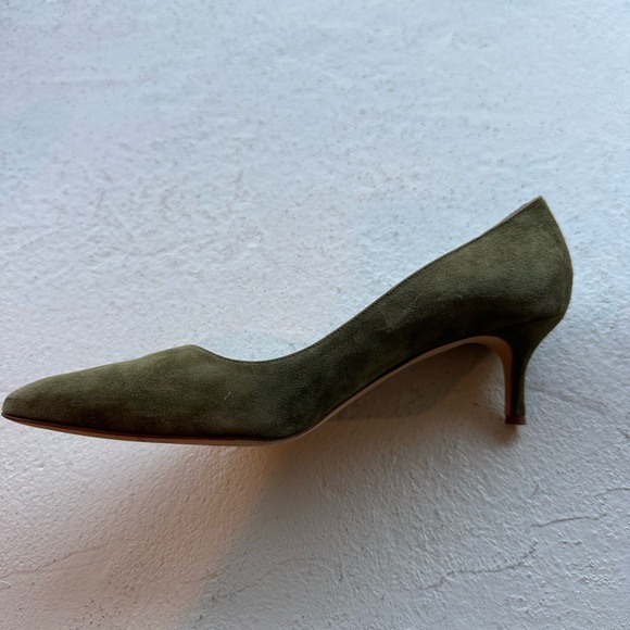 Manolo Blahnik Olive Suede Pumps - Picture 3 of 4